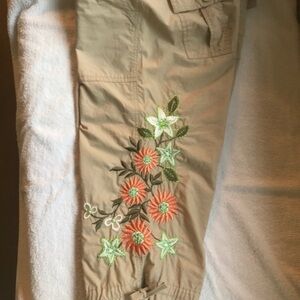 Vintage Gap embroidered Khaki capris. Very gently worn, excellent condition.